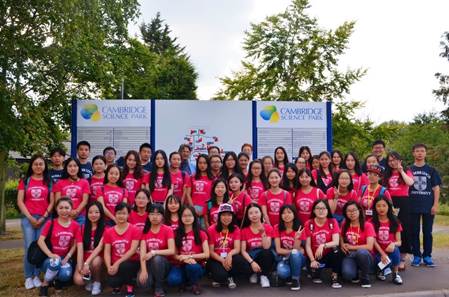 一群人站在一起合影中度可信度描述已自动生成