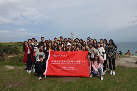 一群人站在草地上描述已自动生成