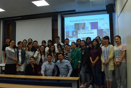 一群人站在室内合影中度可信度描述已自动生成