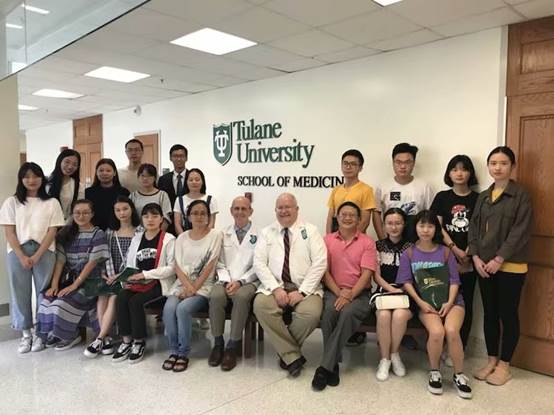 一群人站在一起描述已自动生成