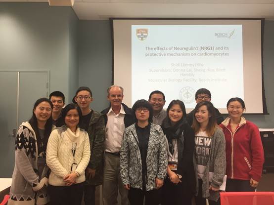 一群人站在一起合影描述已自动生成