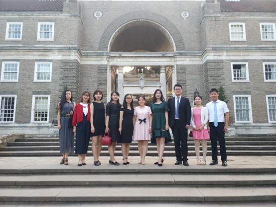 一群人站在建筑前描述已自动生成